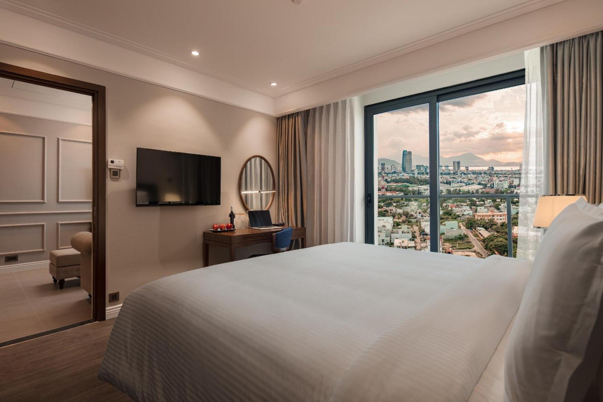 Luxury - Rooftop Swimming Pool - Front - Hinata * Da Nang