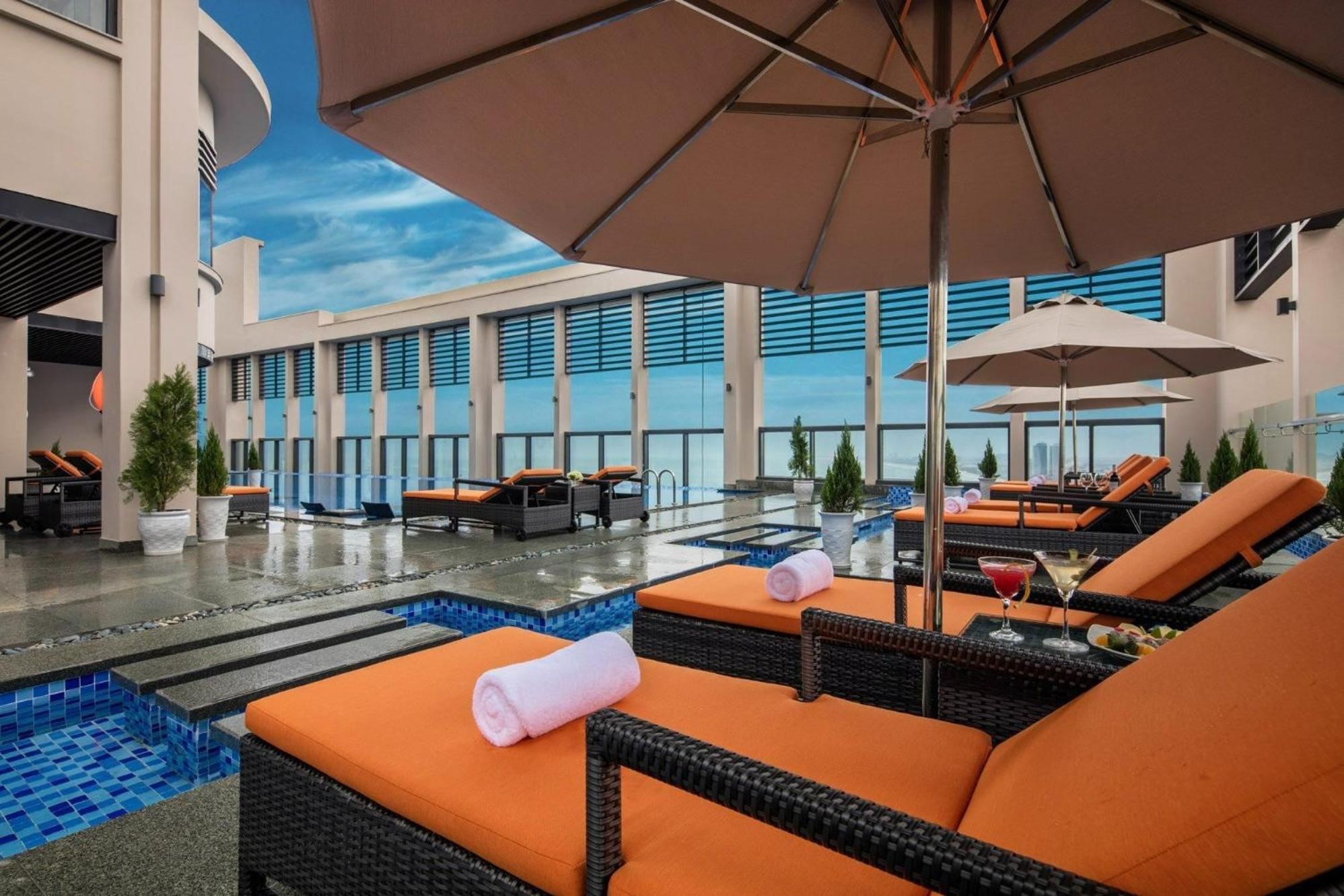 Luxury - Rooftop Swimming Pool - Front - Hinata * Da Nang