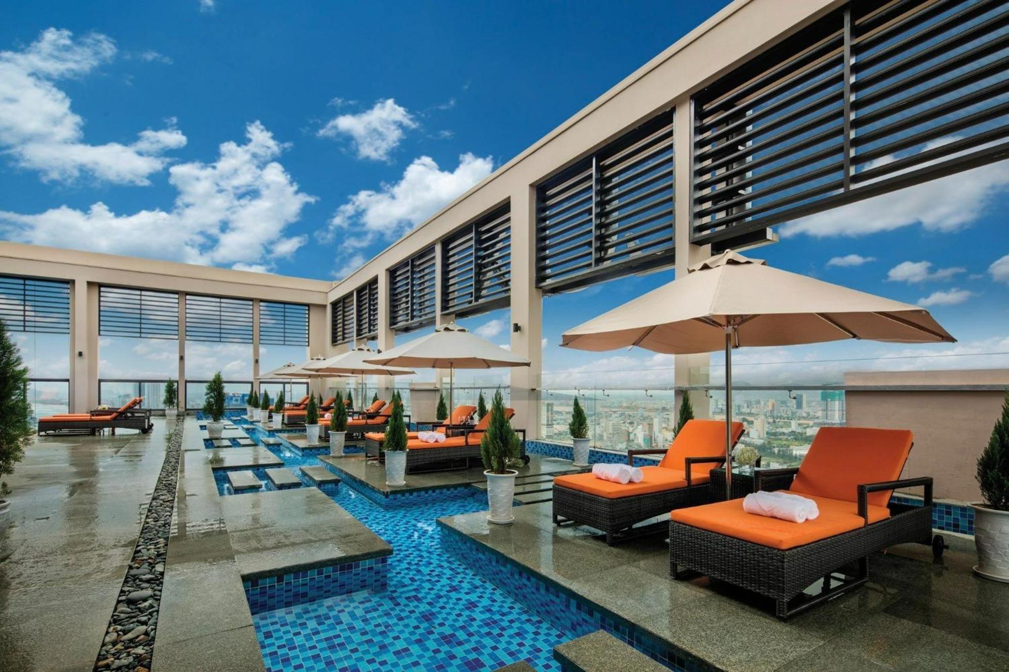 Luxury - Rooftop Swimming Pool - Front - Hinata Apartment Da Nang