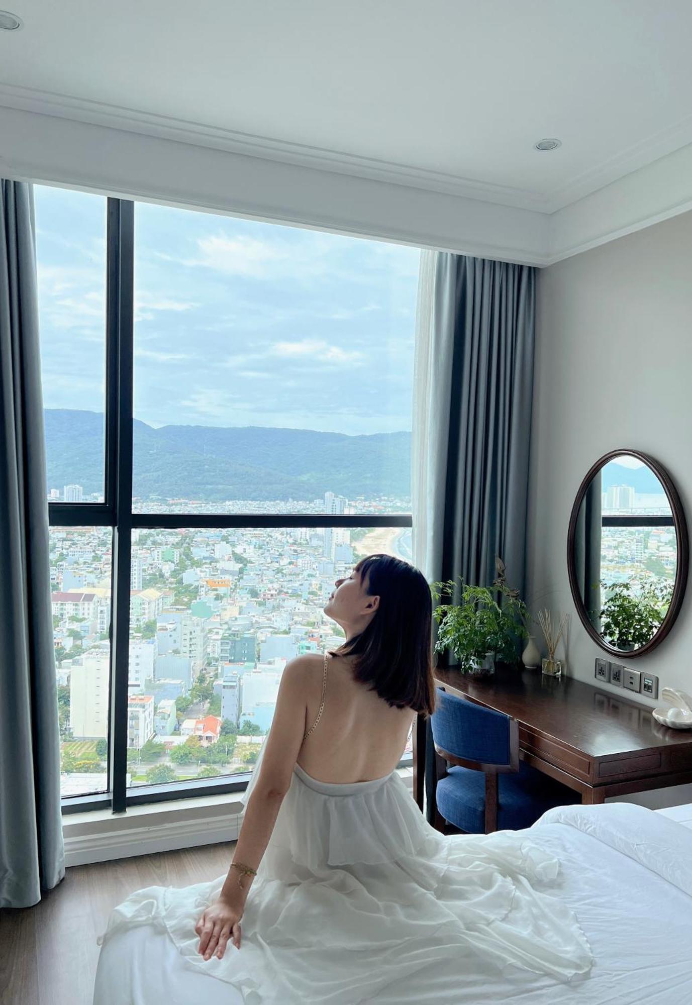 Luxury - Rooftop Swimming Pool - Front - Hinata * Da Nang